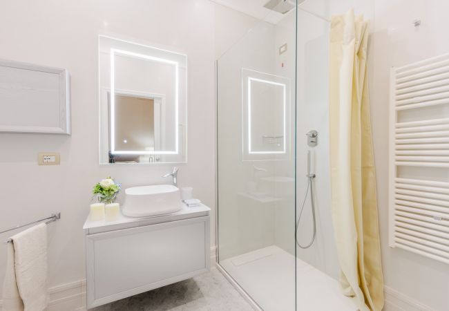 Ferienwohnung in Lucca - Luxury 3 Bedrooms Apartment with Elevator inside Lucca by the Main Square Piazza San Michele  Ferienwohnung in Lucca - Luxury 3 Bedrooms Apartment with Elevator inside Lucca by the Main Square Piazza San Michele