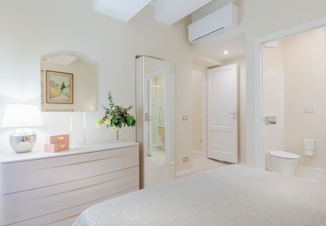 Ferienwohnung in Lucca - Luxury 3 Bedrooms Apartment with Elevator inside Lucca by the Main Square Piazza San Michele  Ferienwohnung in Lucca - Luxury 3 Bedrooms Apartment with Elevator inside Lucca by the Main Square Piazza San Michele