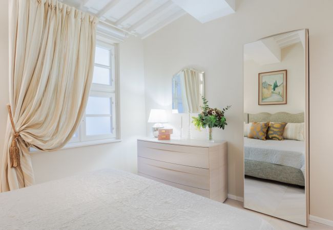 Ferienwohnung in Lucca - Luxury 3 Bedrooms Apartment with Elevator inside Lucca by the Main Square Piazza San Michele  Ferienwohnung in Lucca - Luxury 3 Bedrooms Apartment with Elevator inside Lucca by the Main Square Piazza San Michele