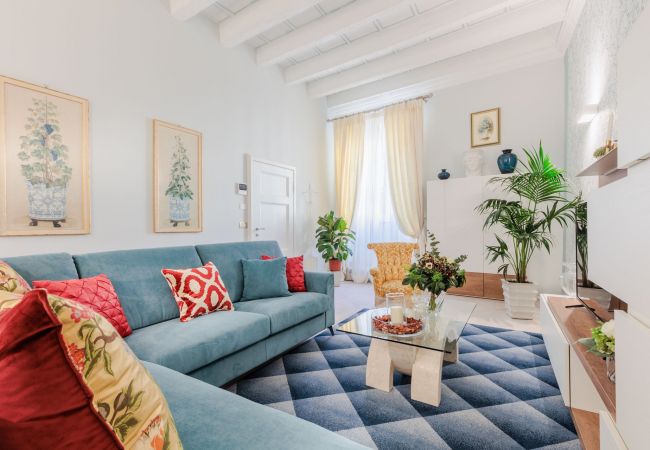 Ferienwohnung in Lucca - Luxury 3 Bedrooms Apartment with Elevator inside Lucca by the Main Square Piazza San Michele  Ferienwohnung in Lucca - Luxury 3 Bedrooms Apartment with Elevator inside Lucca by the Main Square Piazza San Michele