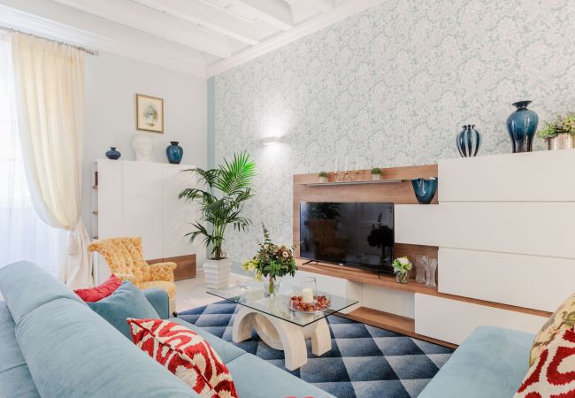 Ferienwohnung in Lucca - Luxury 3 Bedrooms Apartment with Elevator inside Lucca by the Main Square Piazza San Michele  Ferienwohnung in Lucca - Luxury 3 Bedrooms Apartment with Elevator inside Lucca by the Main Square Piazza San Michele
