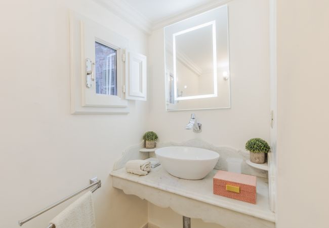 Ferienwohnung in Lucca - Luxury 3 Bedrooms Apartment with Elevator inside Lucca by the Main Square Piazza San Michele  Ferienwohnung in Lucca - Luxury 3 Bedrooms Apartment with Elevator inside Lucca by the Main Square Piazza San Michele