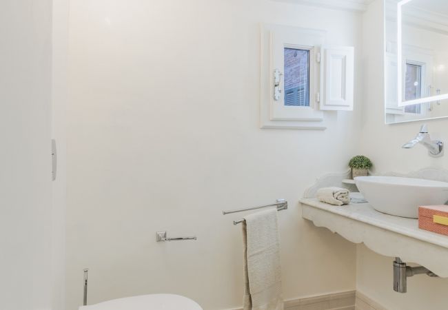 Ferienwohnung in Lucca - Luxury 3 Bedrooms Apartment with Elevator inside Lucca by the Main Square Piazza San Michele  Ferienwohnung in Lucca - Luxury 3 Bedrooms Apartment with Elevator inside Lucca by the Main Square Piazza San Michele