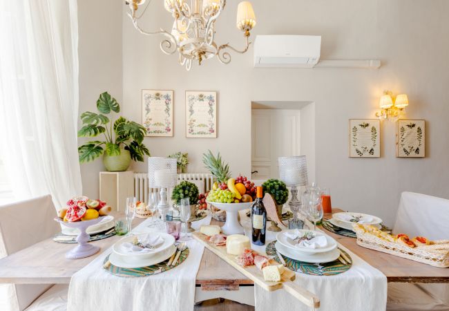 Ferienwohnung in Lucca - Luxury 3 bedrooms Apartment Amazing Views over the Amphiteatre Square inside the Walls of Lucca Ferienwohnung in Lucca - Luxury 3 bedrooms Apartment Amazing Views over the Amphiteatre Square inside the Walls of Lucca