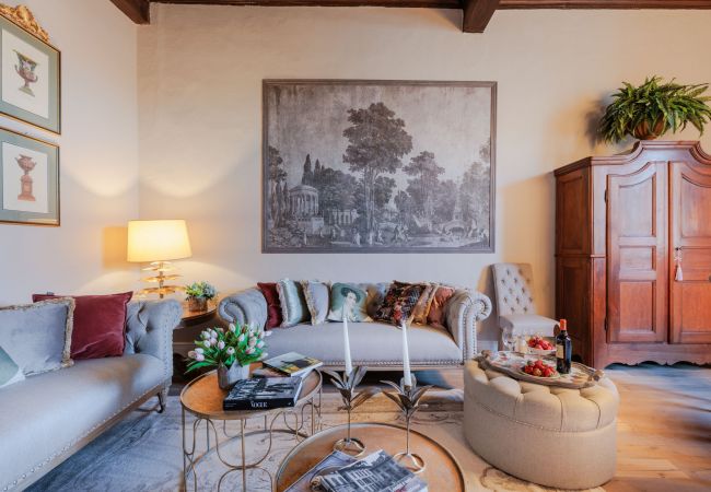 Ferienwohnung in Lucca - Luxury 3 bedrooms Apartment Amazing Views over the Amphiteatre Square inside the Walls of Lucca Ferienwohnung in Lucca - Luxury 3 bedrooms Apartment Amazing Views over the Amphiteatre Square inside the Walls of Lucca