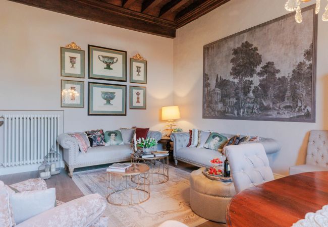 Ferienwohnung in Lucca - Luxury 3 bedrooms Apartment Amazing Views over the Amphiteatre Square inside the Walls of Lucca Ferienwohnung in Lucca - Luxury 3 bedrooms Apartment Amazing Views over the Amphiteatre Square inside the Walls of Lucca