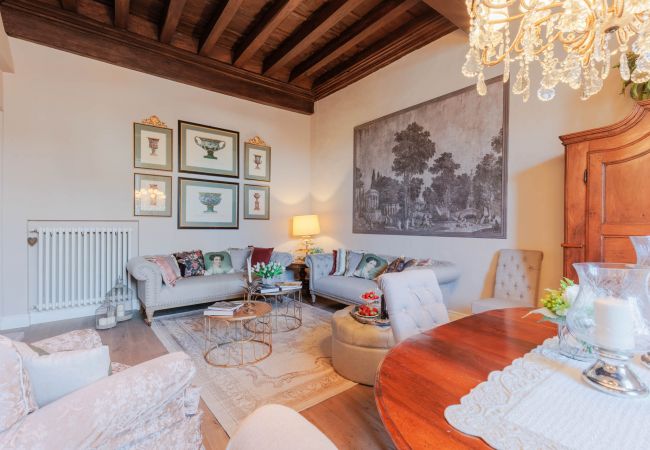 Ferienwohnung in Lucca - Luxury 3 bedrooms Apartment Amazing Views over the Amphiteatre Square inside the Walls of Lucca Ferienwohnung in Lucca - Luxury 3 bedrooms Apartment Amazing Views over the Amphiteatre Square inside the Walls of Lucca