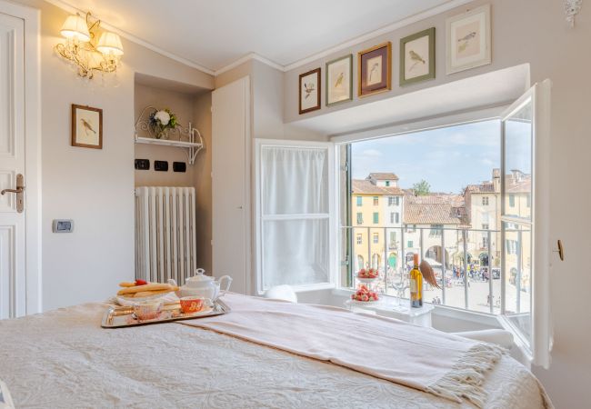 Ferienwohnung in Lucca - Luxury 3 bedrooms Apartment Amazing Views over the Amphiteatre Square inside the Walls of Lucca Ferienwohnung in Lucca - Luxury 3 bedrooms Apartment Amazing Views over the Amphiteatre Square inside the Walls of Lucca