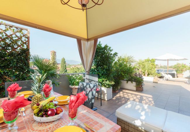 Ferienwohnung in Lucca - Casa Dieter, a superb 2 bedrooms Apartment with Grand Terrace and private parking in Central Lucca Ferienwohnung in Lucca - Casa Dieter, a superb 2 bedrooms Apartment with Grand Terrace and private parking in Central Lucca