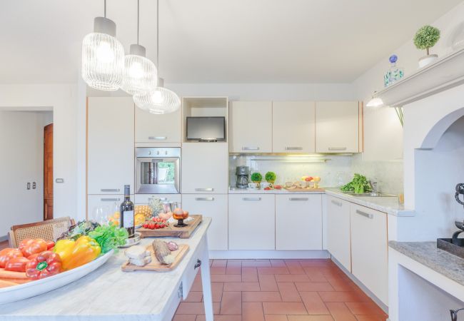 Villa in Monte San quirico - Villa Cesare, a Convenient 4 bedroom Villa with Pool close to Lucca Town Villa in Monte San quirico - Villa Cesare, a Convenient 4 bedroom Villa with Pool close to Lucca Town