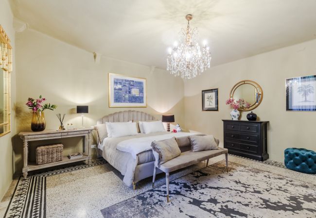 Ferienwohnung in Lucca - Vissi D'Arte, a Luxury Ground Floor Apartment with Private Garden inside the Walls of Lucca Ferienwohnung in Lucca - Vissi D'Arte, a Luxury Ground Floor Apartment with Private Garden inside the Walls of Lucca