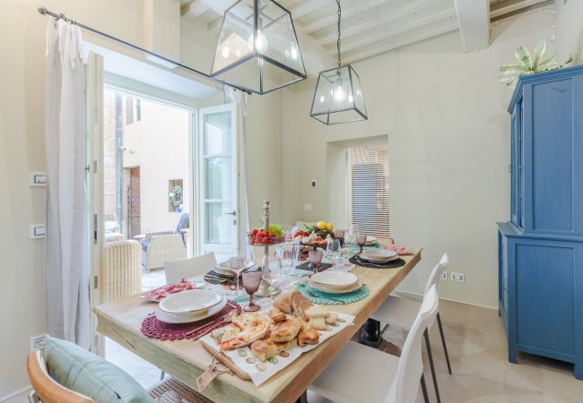 Ferienwohnung in Lucca - Vissi D'Arte, a Luxury Ground Floor Apartment with Private Garden inside the Walls of Lucca Ferienwohnung in Lucca - Vissi D'Arte, a Luxury Ground Floor Apartment with Private Garden inside the Walls of Lucca