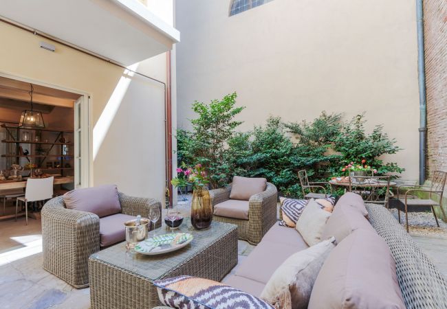 Ferienwohnung in Lucca - Vissi D'Arte, a Luxury Ground Floor Apartment with Private Garden inside the Walls of Lucca Ferienwohnung in Lucca - Vissi D'Arte, a Luxury Ground Floor Apartment with Private Garden inside the Walls of Lucca