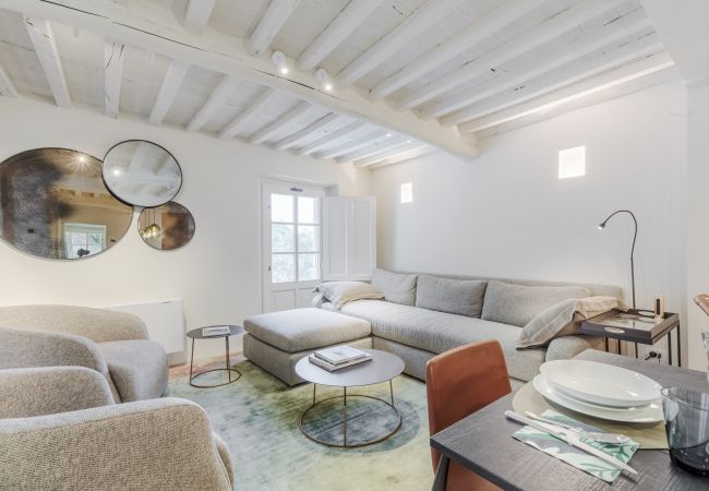 Villa in Lucca - Tramonto Farmhouse, a Luxury Retreat and a Contemporary Story of Tradition Villa in Lucca - Tramonto Farmhouse, a Luxury Retreat and a Contemporary Story of Tradition