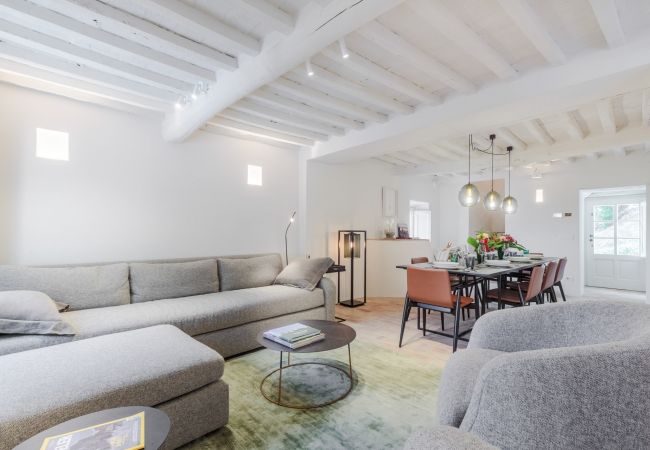 Villa in Lucca - Tramonto Farmhouse, a Luxury Retreat and a Contemporary Story of Tradition Villa in Lucca - Tramonto Farmhouse, a Luxury Retreat and a Contemporary Story of Tradition