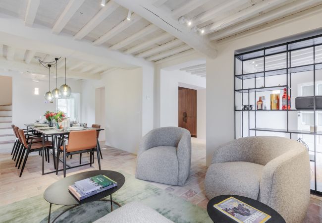 Villa in Lucca - Tramonto Farmhouse, a Luxury Retreat and a Contemporary Story of Tradition Villa in Lucca - Tramonto Farmhouse, a Luxury Retreat and a Contemporary Story of Tradition