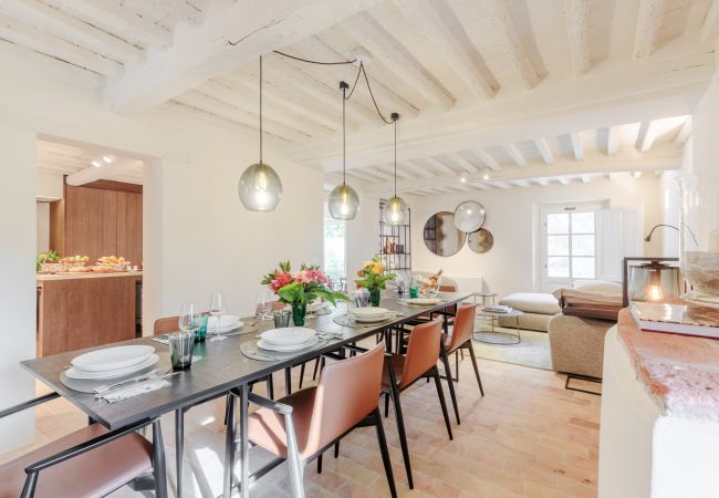 Villa in Lucca - Tramonto Farmhouse, a Luxury Retreat and a Contemporary Story of Tradition Villa in Lucca - Tramonto Farmhouse, a Luxury Retreat and a Contemporary Story of Tradition