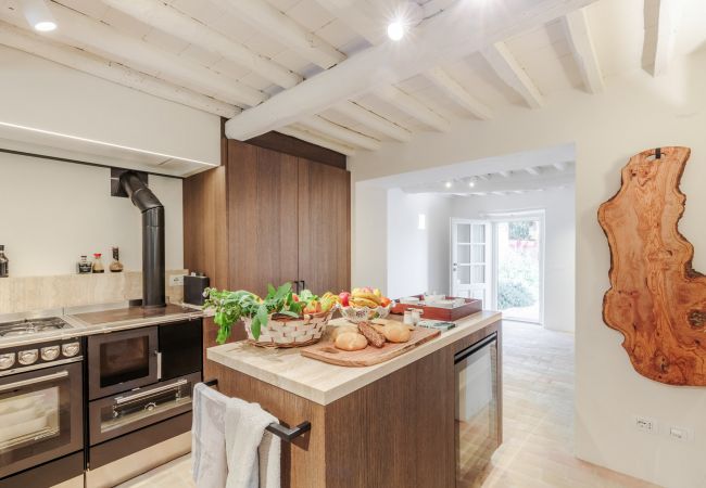 Villa in Lucca - Tramonto Farmhouse, a Luxury Retreat and a Contemporary Story of Tradition Villa in Lucca - Tramonto Farmhouse, a Luxury Retreat and a Contemporary Story of Tradition