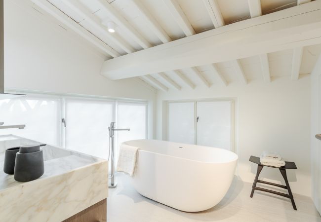 Villa in Lucca - Tramonto Farmhouse, a Luxury Retreat and a Contemporary Story of Tradition Villa in Lucca - Tramonto Farmhouse, a Luxury Retreat and a Contemporary Story of Tradition
