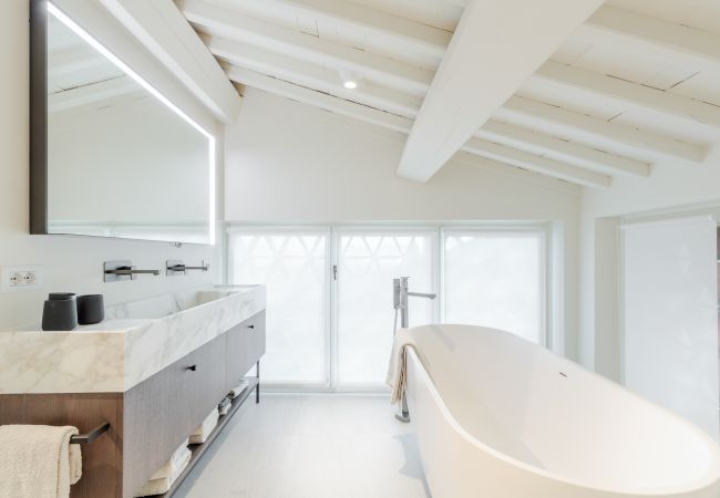 Villa in Lucca - Tramonto Farmhouse, a Luxury Retreat and a Contemporary Story of Tradition Villa in Lucca - Tramonto Farmhouse, a Luxury Retreat and a Contemporary Story of Tradition