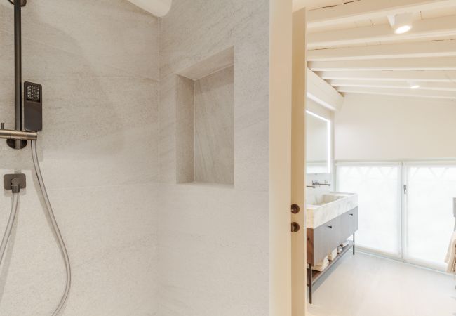 Villa in Lucca - Tramonto Farmhouse, a Luxury Retreat and a Contemporary Story of Tradition Villa in Lucca - Tramonto Farmhouse, a Luxury Retreat and a Contemporary Story of Tradition