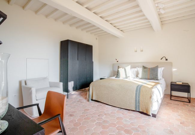 Villa in Lucca - Tramonto Farmhouse, a Luxury Retreat and a Contemporary Story of Tradition Villa in Lucca - Tramonto Farmhouse, a Luxury Retreat and a Contemporary Story of Tradition