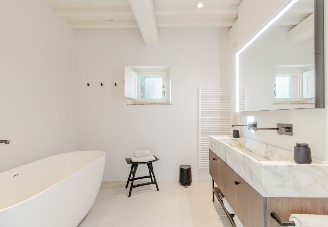 Villa in Lucca - Tramonto Farmhouse, a Luxury Retreat and a Contemporary Story of Tradition Villa in Lucca - Tramonto Farmhouse, a Luxury Retreat and a Contemporary Story of Tradition