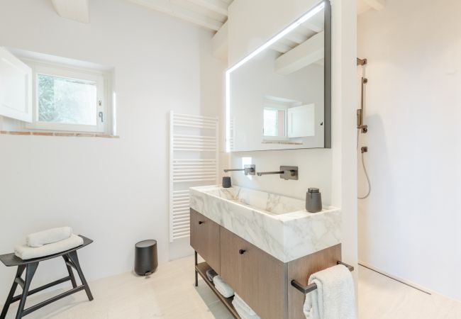 Villa in Lucca - Tramonto Farmhouse, a Luxury Retreat and a Contemporary Story of Tradition Villa in Lucca - Tramonto Farmhouse, a Luxury Retreat and a Contemporary Story of Tradition
