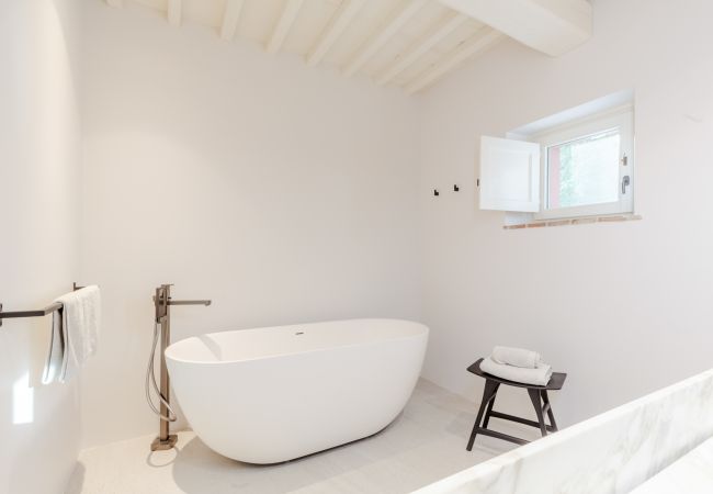 Villa in Lucca - Tramonto Farmhouse, a Luxury Retreat and a Contemporary Story of Tradition Villa in Lucca - Tramonto Farmhouse, a Luxury Retreat and a Contemporary Story of Tradition