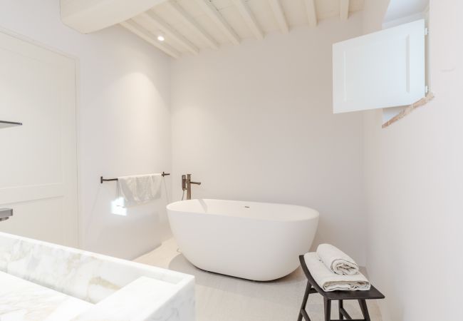 Villa in Lucca - Tramonto Farmhouse, a Luxury Retreat and a Contemporary Story of Tradition Villa in Lucca - Tramonto Farmhouse, a Luxury Retreat and a Contemporary Story of Tradition