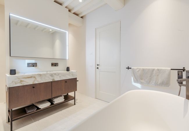 Villa in Lucca - Tramonto Farmhouse, a Luxury Retreat and a Contemporary Story of Tradition Villa in Lucca - Tramonto Farmhouse, a Luxury Retreat and a Contemporary Story of Tradition