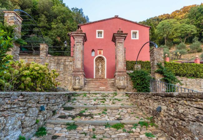 Villa in Lucca - Tramonto Farmhouse, a Luxury Retreat and a Contemporary Story of Tradition Villa in Lucca - Tramonto Farmhouse, a Luxury Retreat and a Contemporary Story of Tradition