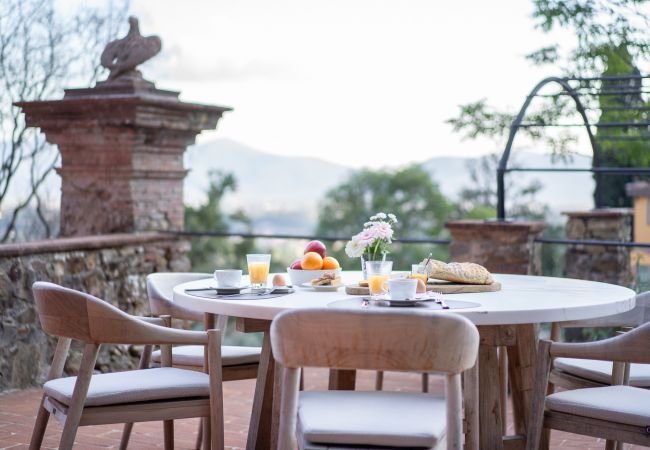 Villa in Lucca - Tramonto Farmhouse, a Luxury Retreat and a Contemporary Story of Tradition Villa in Lucca - Tramonto Farmhouse, a Luxury Retreat and a Contemporary Story of Tradition