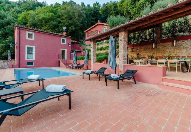 Villa in Lucca - Tramonto Farmhouse, a Luxury Retreat and a Contemporary Story of Tradition Villa in Lucca - Tramonto Farmhouse, a Luxury Retreat and a Contemporary Story of Tradition