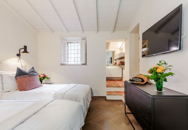 Villa in Lucca - Tramonto Farmhouse, a Luxury Retreat and a Contemporary Story of Tradition Villa in Lucca - Tramonto Farmhouse, a Luxury Retreat and a Contemporary Story of Tradition