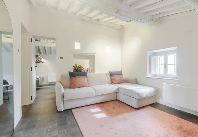 Villa in Lucca - Tramonto Farmhouse, a Luxury Retreat and a Contemporary Story of Tradition Villa in Lucca - Tramonto Farmhouse, a Luxury Retreat and a Contemporary Story of Tradition