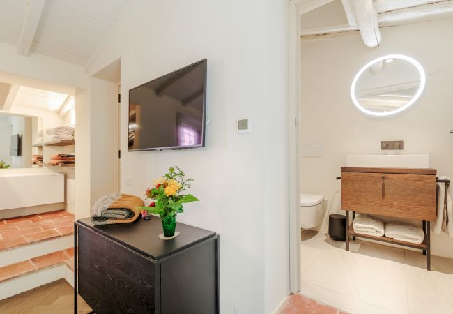 Villa in Lucca - Tramonto Farmhouse, a Luxury Retreat and a Contemporary Story of Tradition Villa in Lucca - Tramonto Farmhouse, a Luxury Retreat and a Contemporary Story of Tradition