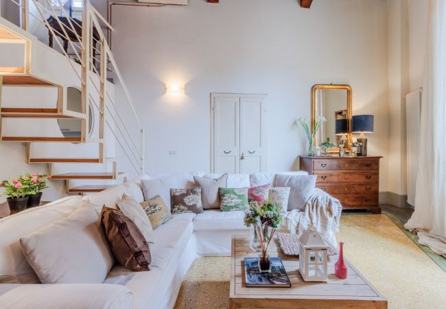  in Lucca - Elegant Apartment in a Quiet Street inside the Walls Of Lucca
