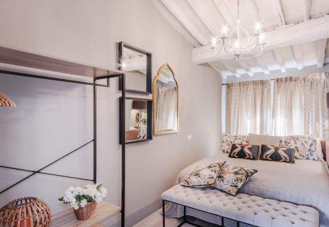 Ferienwohnung in Lucca - Casa Marta, Luxury 2 Bedrooms Apartment with Terrace Inside the Walls of Lucca Ferienwohnung in Lucca - Casa Marta, Luxury 2 Bedrooms Apartment with Terrace Inside the Walls of Lucca
