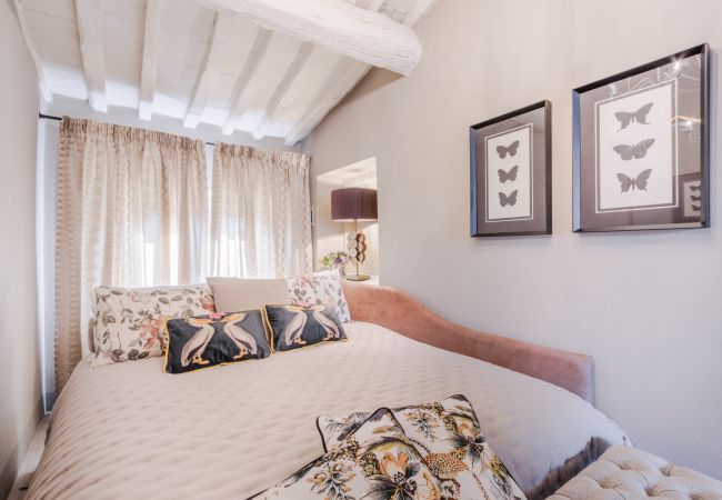 Ferienwohnung in Lucca - Casa Marta, Luxury 2 Bedrooms Apartment with Terrace Inside the Walls of Lucca Ferienwohnung in Lucca - Casa Marta, Luxury 2 Bedrooms Apartment with Terrace Inside the Walls of Lucca