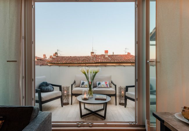 Ferienwohnung in Lucca - Casa Marta, Luxury 2 Bedrooms Apartment with Terrace Inside the Walls of Lucca Ferienwohnung in Lucca - Casa Marta, Luxury 2 Bedrooms Apartment with Terrace Inside the Walls of Lucca