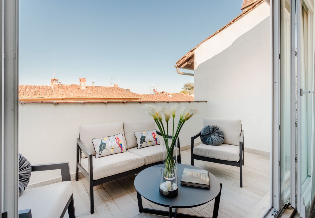 Ferienwohnung in Lucca - Casa Marta, Luxury 2 Bedrooms Apartment with Terrace Inside the Walls of Lucca Ferienwohnung in Lucca - Casa Marta, Luxury 2 Bedrooms Apartment with Terrace Inside the Walls of Lucca