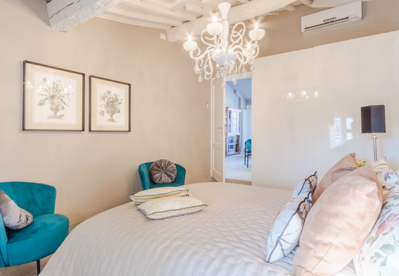 Ferienwohnung in Lucca - Casa Marta, Luxury 2 Bedrooms Apartment with Terrace Inside the Walls of Lucca Ferienwohnung in Lucca - Casa Marta, Luxury 2 Bedrooms Apartment with Terrace Inside the Walls of Lucca
