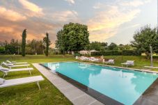 Villa in Gragnano - Villa Papari, Smart Convenient Farmhouse on the Lucca Hills
