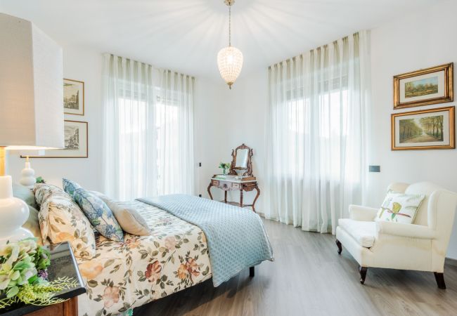 Ferienwohnung in Lucca - Modern 3 Bedrooms Apartment with Terrace inside the Walls of Lucca Ferienwohnung in Lucca - Modern 3 Bedrooms Apartment with Terrace inside the Walls of Lucca