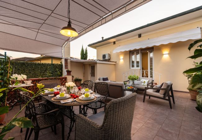 Ferienwohnung in Lucca - Modern 3 Bedrooms Apartment with Terrace inside the Walls of Lucca Ferienwohnung in Lucca - Modern 3 Bedrooms Apartment with Terrace inside the Walls of Lucca