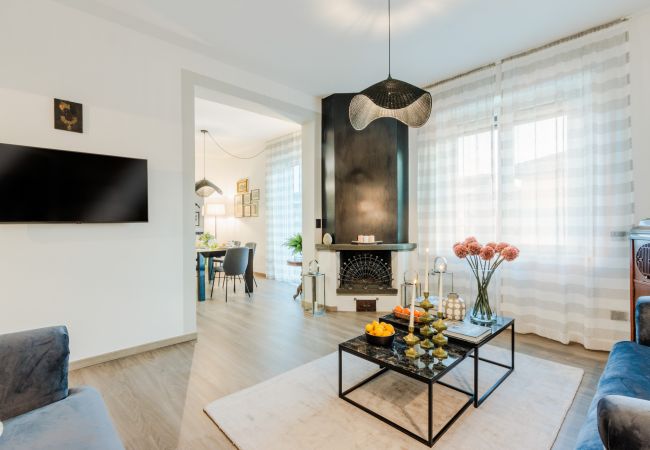 Ferienwohnung in Lucca - Modern 3 Bedrooms Apartment with Terrace inside the Walls of Lucca Ferienwohnung in Lucca - Modern 3 Bedrooms Apartment with Terrace inside the Walls of Lucca