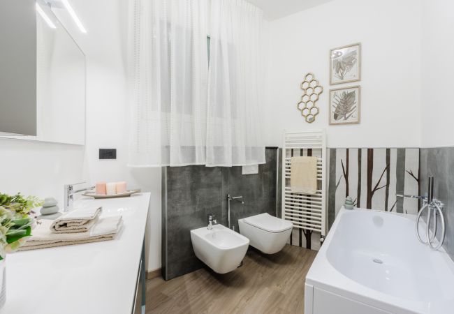 Ferienwohnung in Lucca - Modern 3 Bedrooms Apartment with Terrace inside the Walls of Lucca Ferienwohnung in Lucca - Modern 3 Bedrooms Apartment with Terrace inside the Walls of Lucca