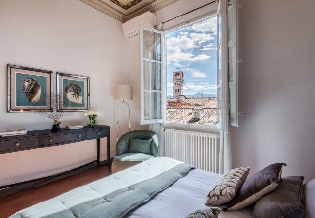 Ferienwohnung in Lucca - Modern Panoramic Penthouse with Elevator inside the Walls of Lucca Ferienwohnung in Lucca - Modern Panoramic Penthouse with Elevator inside the Walls of Lucca