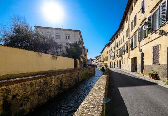 Ferienwohnung in Lucca - Spacious Apartment Overlooking the Canal in Lucca – 3 Bedrooms, 2 Bathrooms Ferienwohnung in Lucca - Spacious Apartment Overlooking the Canal in Lucca – 3 Bedrooms, 2 Bathrooms
